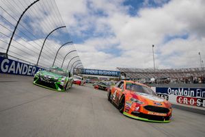 Kevin Harvick, Stewart-Haas Racing, Ford Fusion  y #18: Kyle Busch, Joe Gibbs Racing, Toyota Camry