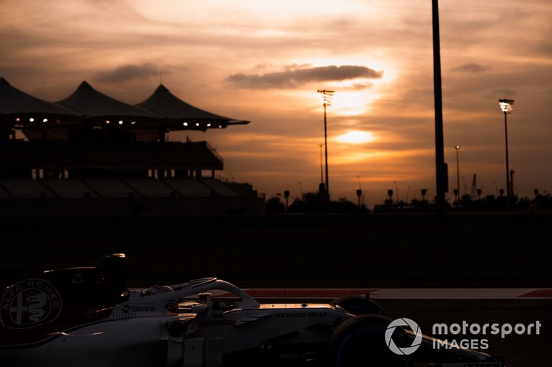 Antonio Giovinazzi, Sauber C37, at sunset