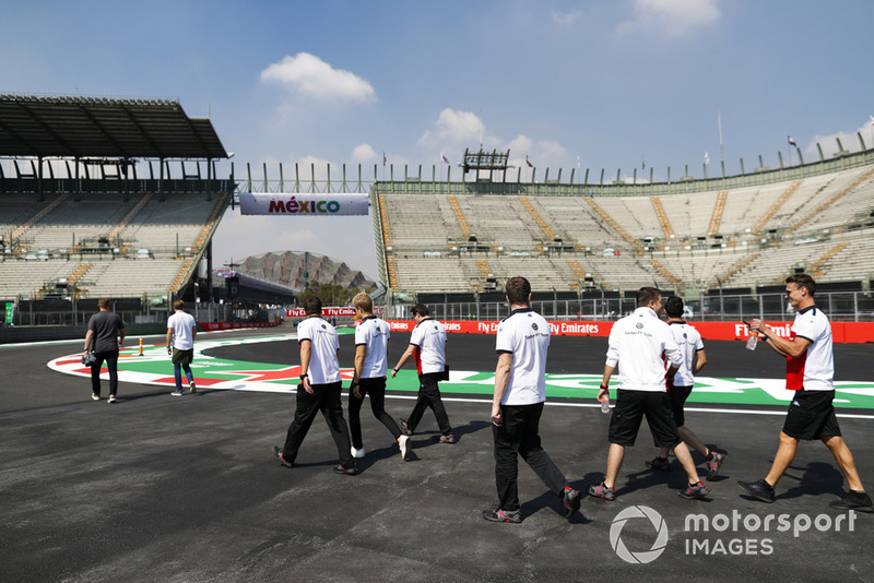 Marcus Ericsson, Sauber, fait une reconnaissance de la piste