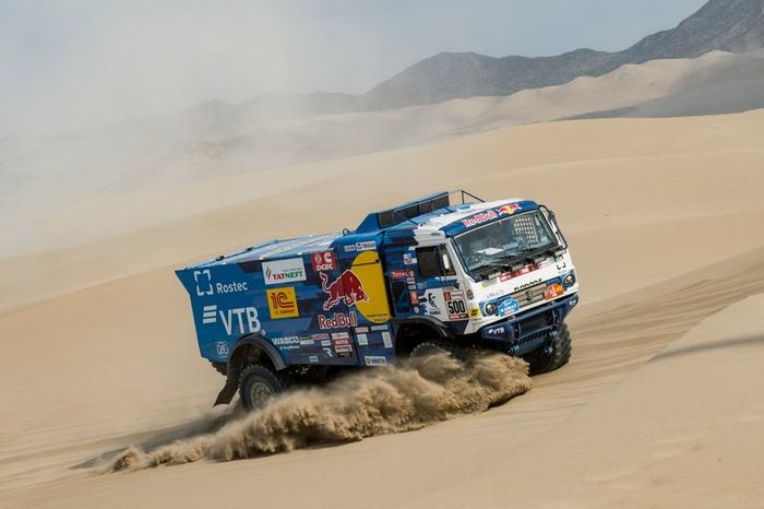 #500 Team Kamaz Master: Eduard Nikolaev, Evgeny Yakovlev, Vladimir Rybakov