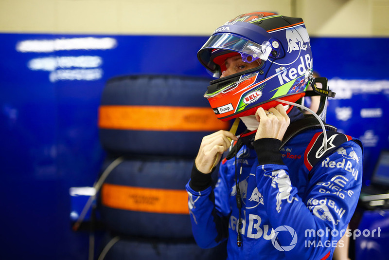 Brendon Hartley, Toro Rosso, adjusts his helmet