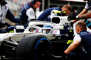 Sergey Sirotkin, Williams FW41, is assisted by mechanics in the pit lane