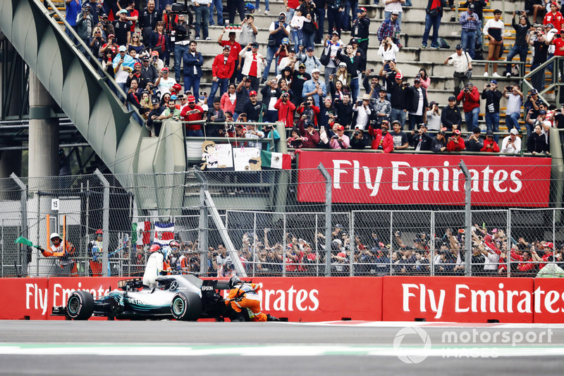 Valtteri Bottas, Mercedes AMG F1 W09 EQ Power+, detenido en pista