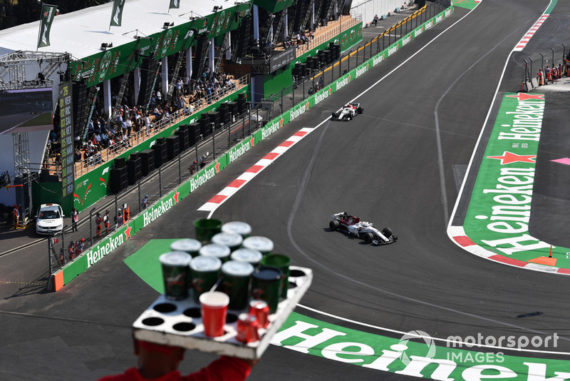 Beer vendor and Marcus Ericsson, Sauber C37 and Charles Leclerc, Sauber C37