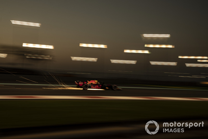 Daniel Ricciardo, Red Bull Racing RB14 sparks