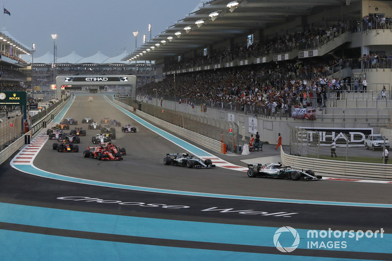 Lewis Hamilton, Mercedes-AMG F1 W09 y Valtteri Bottas, Mercedes-AMG F1 W09 al inicio