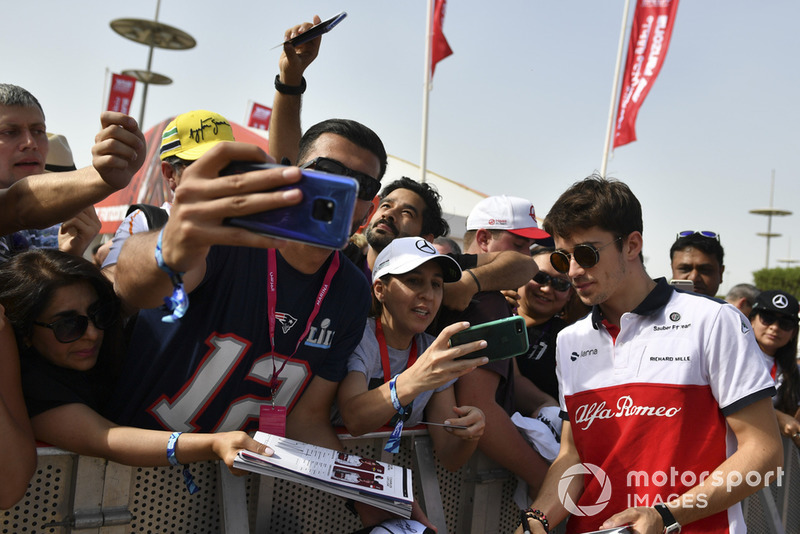 Charles Leclerc, Sauber fans selfie