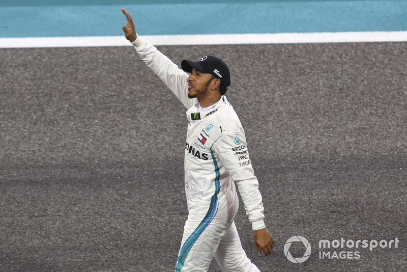Ganador de la pole Lewis Hamilton, Mercedes AMG F1 celebra en Parc Ferme