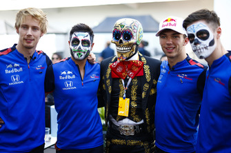 Brendon Hartley, Toro Rosso, and Pierre Gasly, Toro Rosso, pose with a skeleton