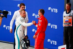 Valtteri Bottas, Mercedes AMG F1 en Sebastian Vettel, Ferrari feliciteren elkaar