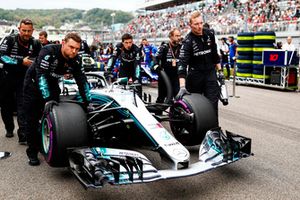 Valtteri Bottas, Mercedes AMG F1 W09, arrive sur la grille