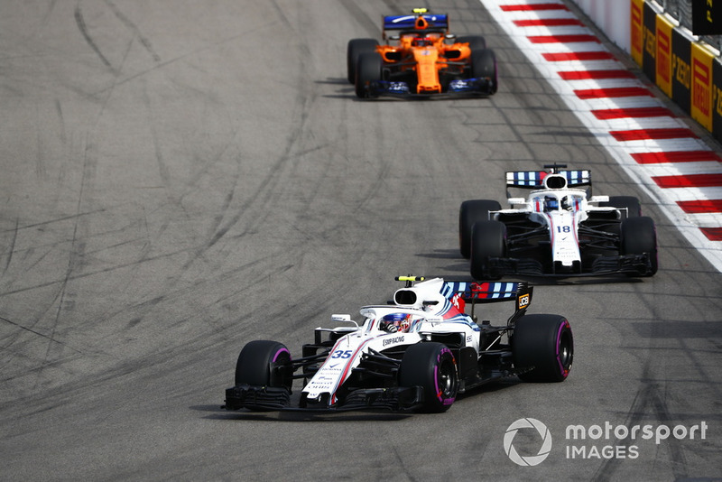 Sergey Sirotkin, Williams FW41, precede Lance Stroll, Williams FW41, e Stoffel Vandoorne, McLaren MCL33