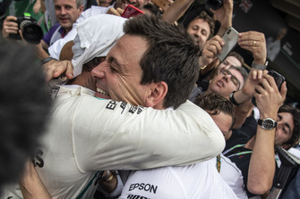 Toto Wolff, Direttore del Motorsport, Mercedes AMG F1, e Lewis Hamilton, Mercedes AMG F1, festeggiano nel parco chiuso