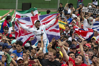 Un tifoso di Lewis Hamilton, Mercedes AMG F1, festeggia con una Union Jack