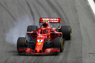 Kimi Raikkonen, Ferrari SF71H, locks up