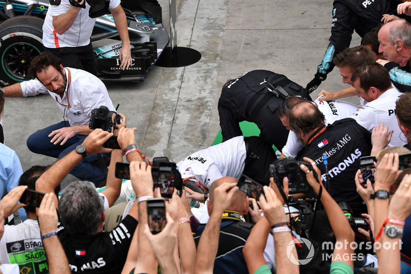 Lewis Hamilton, Mercedes AMG F1 fait tomber des barrières en fêtant sa victoire avec son équipe