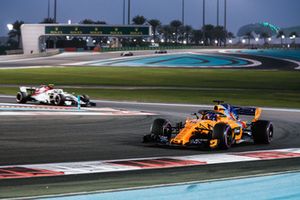 Fernando Alonso, McLaren MCL33 y Charles Leclerc, Sauber C37 