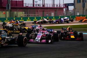 Nico Hulkenberg, Renault Sport F1 Team R.S. 18, voor Esteban Ocon, Racing Point Force India VJM11, Max Verstappen, Red Bull Racing RB14, Sergio Perez, Racing Point Force India VJM11, en de rest