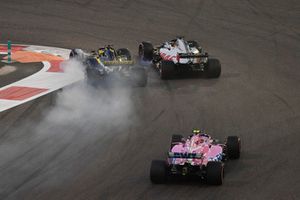 Nico Hulkenberg, Renault Sport F1 Team R.S. 18 and Romain Grosjean, Haas F1 Team VF-18 battle on lap one 