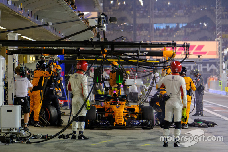 Stoffel Vandoorne, McLaren Renault pit stop