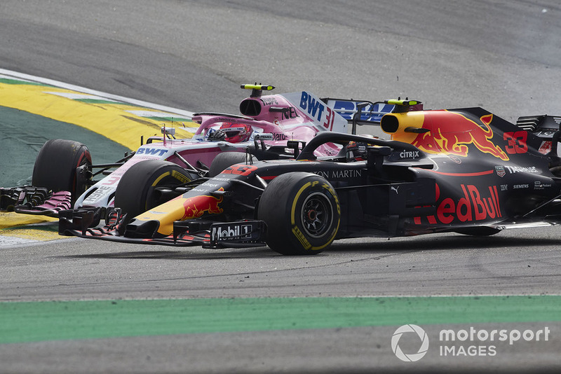 Max Verstappen, Red Bull Racing RB14, e Esteban Ocon, Racing Point Force India VJM11, colidem