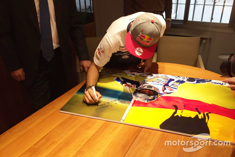 Jorge Martín ofreció el título de Moto3, a Manuel Casado, presidente Federación Motociclismo y a todos los aficionados