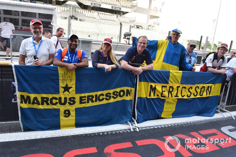 Marcus Ericsson, Sauber fans and banner
