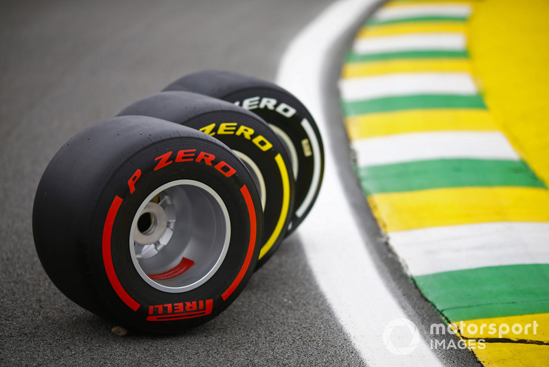 Tres neumáticos Pirelli se muestran en la pista
