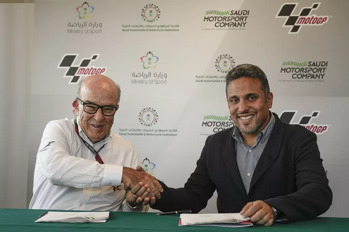 Carmelo Ezpeleta, CEO de Dorna con Khalid Bin Sultan Al Abdullah Al-Faisal, presidente de la Federación del Automóvil de Arabia Saudí y la Motorcycle Federation y la Saudi Motorsport Company (SMC)