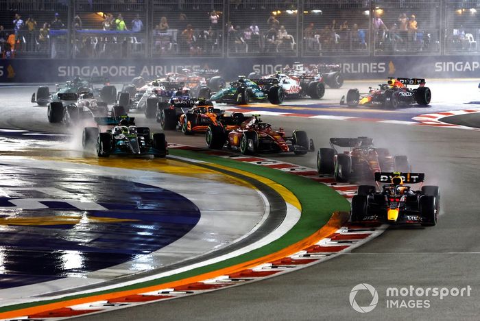 Sergio Pérez, Red Bull Racing RB18, Charles Leclerc, Ferrari F1-75, Carlos Sainz, Ferrari F1-75, Lewis Hamilton, Mercedes W13, el resto de la parrilla de salida
