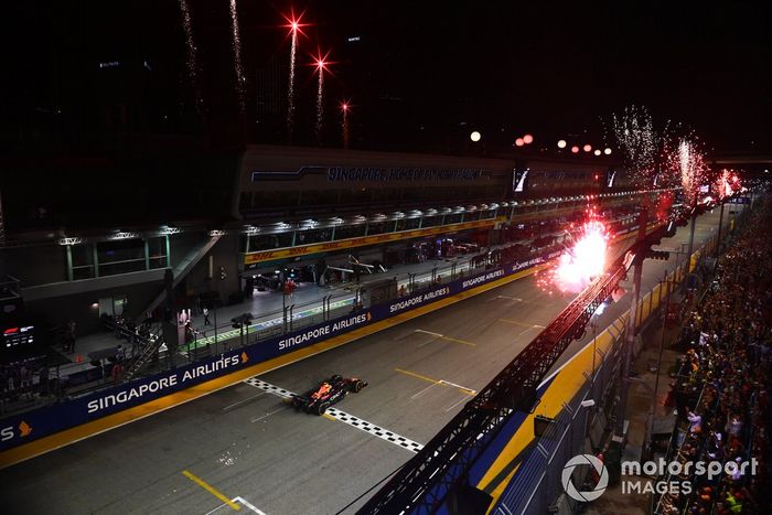 Los fuegos artificiales iluminan el cielo mientras Sergio Pérez, el RB18 de Red Bull Racing, en primera posición, consigue la victoria