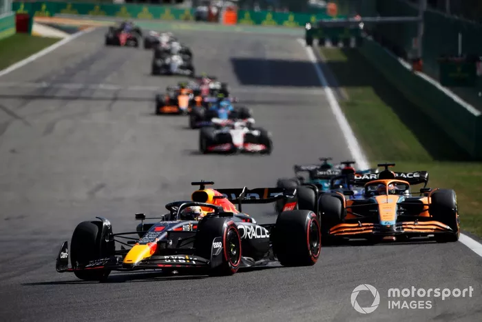 Max Verstappen, Red Bull Racing RB18, Daniel Ricciardo, McLaren MCL36, Alex Albon, Williams FW44