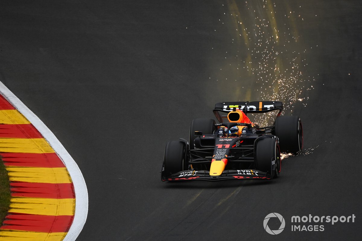 Sergio Pérez, Red Bull Racing RB18, echa chispas