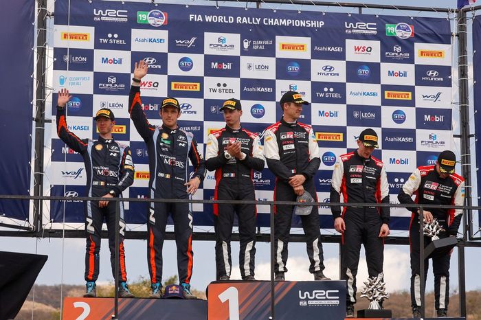 Podio: Ganadores Sébastien Ogier, Vincent Landais, Toyota Gazoo Racing WRT Toyota GR Yaris Rally1, segundos Thierry Neuville, Martijn Wydaeghe, Hyundai World Rally Team Hyundai i20 N Rally1, terceros Elfyn Evans, Scott Martin, Toyota Gazoo Racing WRT Toyota GR Yaris Rally1.