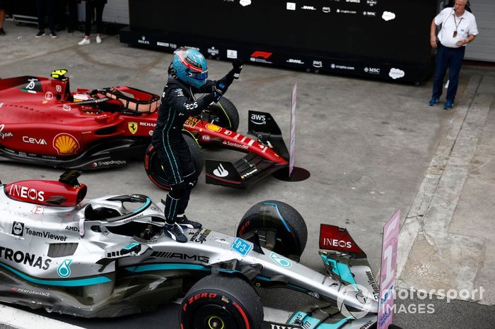 George Russell, Mercedes AMG, 1ª posición, celebra su llegada al Parc Ferme
