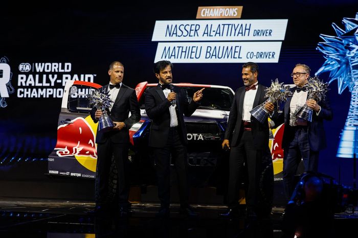 Mathieu Baumel, Copiloto Campeón del Campeonato del Mundo FIA de Rallyes de Asfalto, Mohammed Ben Sulayem, Presidente de la FIA, Nasser Al-Attiya, Campeón del Campeonato del Mundo FIA de Rallyes de Asfalto y Andrea Carlucci, Toyota Gazoo Racing, Fabricante del Campeonato del Mundo FIA de Rallyes de Asfalto.