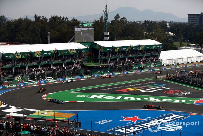 Max Verstappen, Red Bull Racing RB18, Lewis Hamilton, Mercedes W13, Sergio Pérez, Red Bull Racing RB18