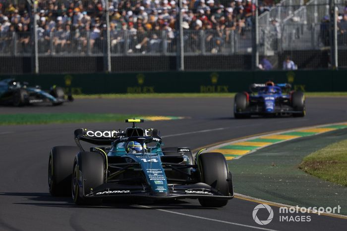 Fernando Alonso, Aston Martin AMR23, Alex Albon, Williams FW45