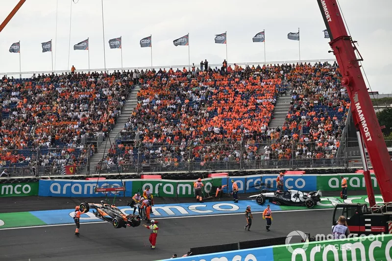 I commissari rimuovono le vetture danneggiate di Oscar Piastri, McLaren MCL60, e Daniel Ricciardo, AlphaTauri AT04.