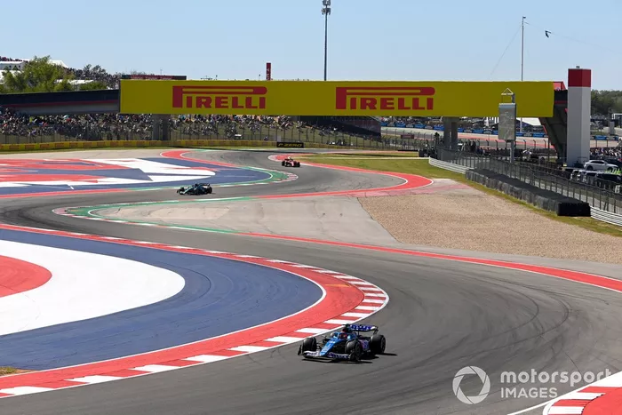 Esteban Ocon, Alpine A523, Fernando Alonso, Aston Martin AMR23, Charles Leclerc, Ferrari SF-23