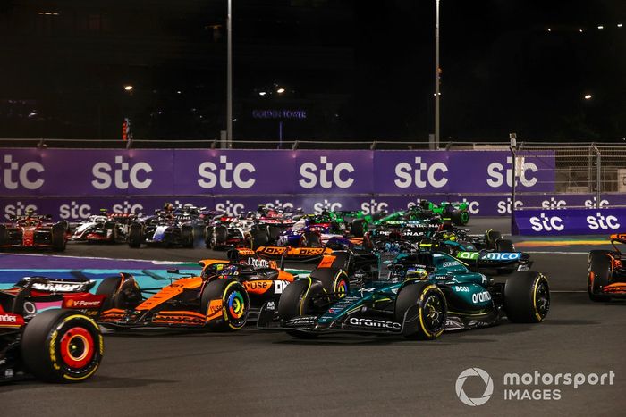 Oscar Piastri, McLaren MCL38, lucha con Fernando Alonso, Aston Martin AMR24, en la salida.