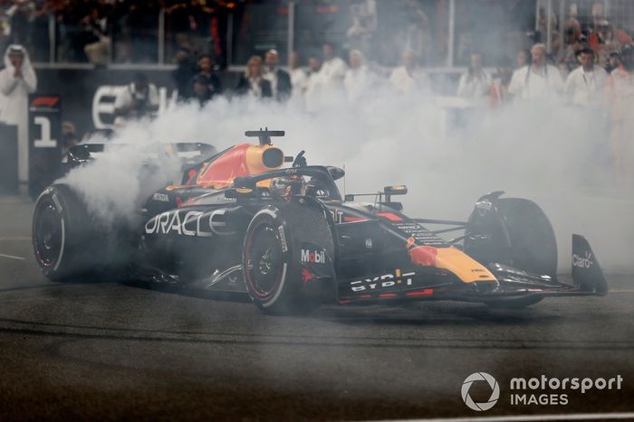 Max Verstappen, Red Bull Racing RB19, 1ª posición, realiza donuts al final de la carrera.