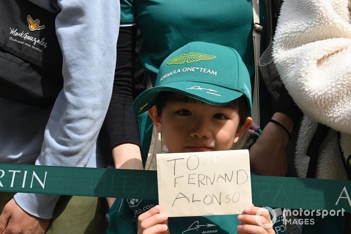 Los aficionados apoyan a Fernando Alonso, Aston Martin F1 Team