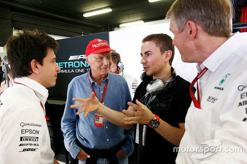 Jorge Lorenzo con Niki Lauda, Mercedes y Toto Wolff, Director Ejecutivo (Negocios), Mercedes AMG