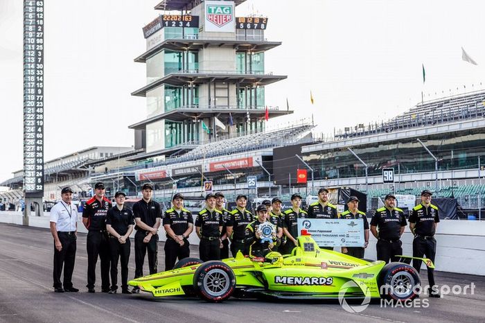 Premio NTT P1 y ganador de la pole Simon Pagenaud, el equipo Penske Chevrolet posa con su equipo para las fotos de primera fila.
