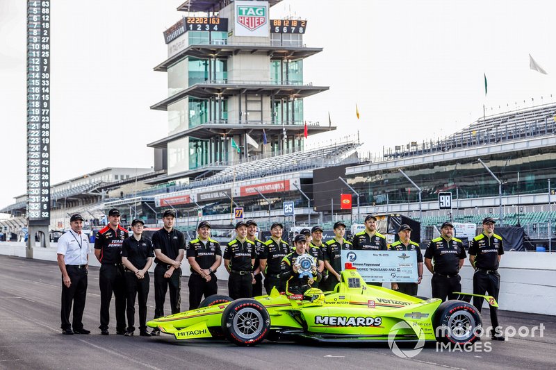 Premio NTT P1 y ganador de la pole Simon Pagenaud, el equipo Penske Chevrolet posa con su equipo para las fotos de primera fila.