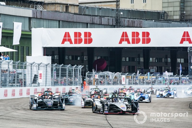 Sébastien Buemi, Nissan e.Dams, Nissan IMO1, Stoffel Vandoorne, HWA Racelab, VFE-05, Lucas Di Grassi, Audi Sport ABT Schaeffler, Audi e-tron FE05, Gary Paffett, HWA Racelab, VFE-05, Daniel Abt, Audi Sport ABT Schaeffler, Audi e-tron FE05, Alex Lynn, Panasonic Jaguar Racing, Jaguar I-Type 3, dans le premier virage