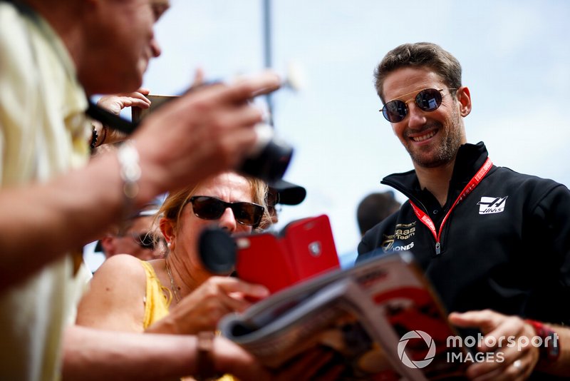 Romain Grosjean, Haas F1 signs a autograph for a fan