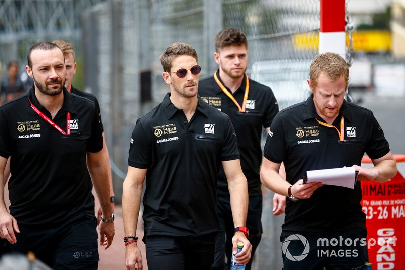 Romain Grosjean, Haas F1, ispeziona il circuito