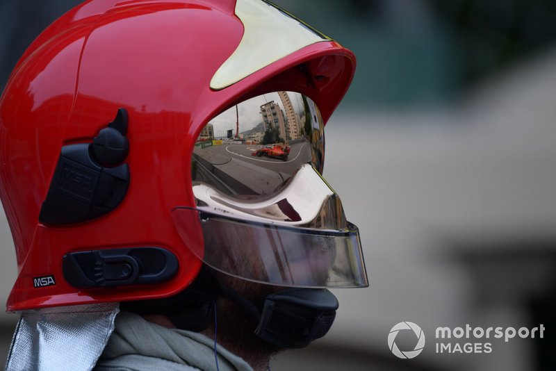 Sebastian Vettel, Ferrari SF90, dans la visière d'un pompier